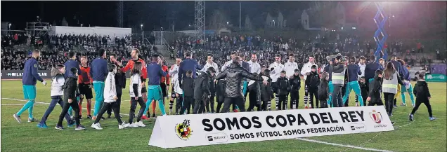  ??  ?? Los jugadores de ambos equipos se saludaron antes de empezar el partido con las gradas de las Pistas del Helmántico llenas y festivas.