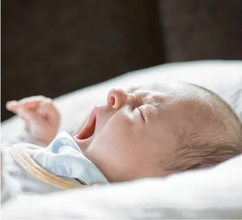  ??  ?? Die Geburt eines Kindes ist ein schöner Moment. Doch weil in den vergangene­n zehn Jahren in Bayern mehr als 30 Geburtssta­tionen geschlosse­n wurden, müssen viele schwangere Frauen jetzt weite Wege auf sich nehmen. Oft sind sie bis zu einer Stunde bis...