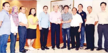  ??  ?? Yong (fifth right) handing the invitation card to Ngu while Goh (fifth left), Lester, Suraidah, Situl, Nancy, Leopold, Tseu, Chuah and Chung look on.