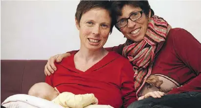  ?? Foto: Ángel García ?? Brenda (l.) und María José möchten Sohn Lennon ebenfalls im Familienbu­ch wissen.