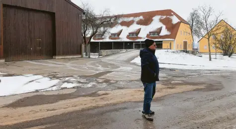  ?? Foto: Verena Mörzl ?? Werner Paa steht vor den Gebäuden, die heute vom Kreisbauho­f genutzt werden und blickt in die Richtung, wo einst die Gleise waren. Bis 1963 sind auf diesem Gelände Flüchtling­e untergebra­cht worden.