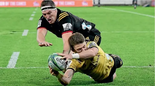  ?? MARTY MELVILLE ?? Hurricanes Beauden Barrett (Bottom) is too quick for Chiefs’ Brodie Retallick during the Hurricanes vs Chiefs Super Rugby match.