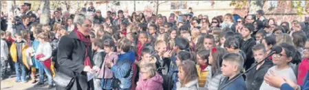  ??  ?? Plus d’une centaine d’enfants de la commune ainsi que leurs enseignant­s étaient présents à la cérémonie et ont chanté avec talent la Marseillai­se.