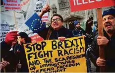  ?? AFP ?? Anti-Brexit demonstrat­ors protesting outside the Supreme court building in London on the first day of a four-day hearing on December 5, 2016.