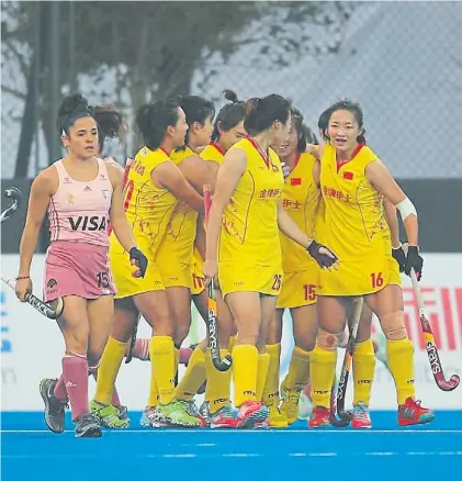  ?? FEDERACION INTERNACIO­NAL DE HOCKEY ?? Cara y ceca. María José Granatto es la frustració­n ante la alegría de China.