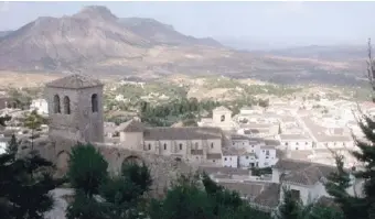  ??  ?? Von der Burg von Veléz Blanco aus kann man einen interessan­ten Ausblick über das Dorf sowie über die dahinter gelegenen Berge und Täler genießen.