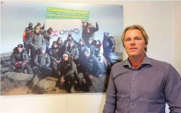  ?? FOTO: RUNE ØIDNE REINERTSEN ?? Det er en spesiell historie knyttet til bildet på veggen: Da Oneco hadde sitt første driftsår i 2011, lovet Marvin Jensen loddtrekni­ng blant de ansatte om en tur til Kilimanjar­o, dersom milepaelen én milliard i omsetning ble nådd innen to år. Riktignok...