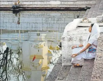  ?? GAYATRI JAYARAMAN /HT PHOTO ?? A woman meditates at the Amarkantak source of Narmada river that runs through 47 districts, 1,003 villages, hosts 290 temples, 263 ashrams and 161 dharamshal­as on its banks.