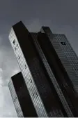  ?? Foto: Arne Dedert, dpa ?? Dunkle Wolken über der Deutschen Bank in Frankfurt.