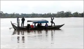  ?? HENG CHIVOAN ?? A sightseein­g boat carries dolphin watchers in Kratie province in 2022.