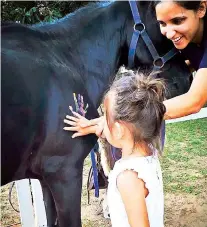  ?? EQOVOLARE ?? INTERACCIó­N Los caballos son una fuente de calma y una excelente vía para establecer vínculos con otro ser vivo, que no representa una demanda emocional tan alta como los seres humanos.