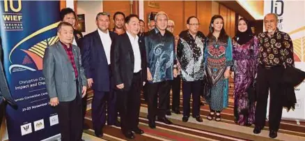  ?? [FOTO BERNAMA] ?? Timbalan Ketua Menteri Sarawak, Datuk Amar Awang Tengah Ali Hassan (lima dari kanan) bergambar dengan Pengerusi Yayasan WIEF, Tun Musa Hitam (empat dari kanan) pada majlis Makan Malam WIEF bagi meraikan peserta dari dalam dan luar negara, malam tadi.