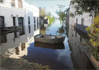  ??  ?? DAÑOS. Eventos extremos como inundacion­es y sequías son más habituales en las últimas décadas.