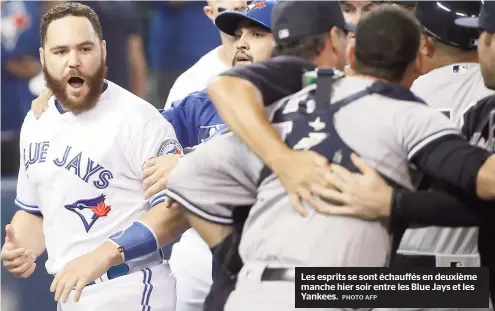  ??  ?? Les esprits se sont échauffés en deuxième manche hier soir entre les Blue Jays et les Yankees.