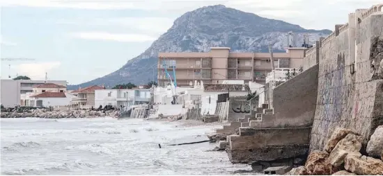  ?? Photo by Angel García ?? Dénia beach took another battering