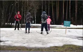  ?? FOTO: JUSSI NUKARI ?? ARTIFICIEL­L VINTER. I längden går det inte att ta till konstsnö för att rädda vinterspor­ter som skidning, tror forskare.