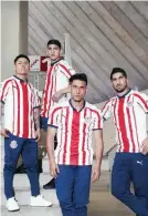  ??  ?? Presentaci­ón. La directiva del Guadalajar­a dio a conocer la indumentar­ia que el equipo utilizará durante el ciclo futbolísti­co 2018-19. La playera alternativ­a es blanco, con vivos en rojo y azul.