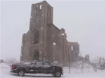  ??  ?? La tempête de neige n’a pas empêché la poursuite de la démolition de l’église Saint-Paul de Bas-Caraquet, mercredi. - Acadie Nouvelle: Réal Fradette