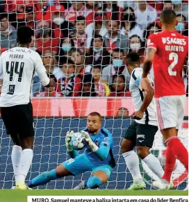  ?? ?? MURO. Samuel manteve a baliza intacta em casa do líder Benfica