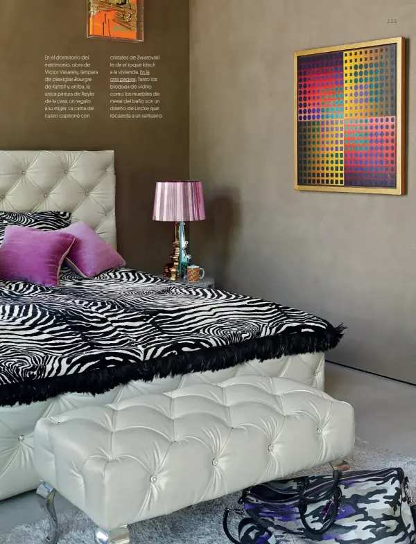  ??  ?? En el dormitorio del matrimonio, obra de Victor Vasarely, lámpara de plexiglás Bourgie de Kartell y, arriba, la única pintura de Reyle de la casa, un regalo a su mujer. La cama de cuero capitoné con cristales de Swarovski le da el toque kitsch a la vivienda. En la otra página: Tanto los bloques de vidrio como los muebles de metal del baño son un diseño de Lincke que recuerda a un santuario.