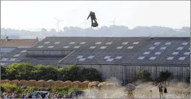  ?? MICHEL SPINGLER / ASSOCIATED PRESS ?? Franky Zapata, a 40-year-old inventor, takes to the air on his flyboard in Sangatte in northern France at the start of his attempt to cross the Channel from France to England on Thursday.