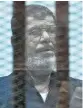  ??  ?? El primer presidente electo democrátic­amente de Egipto, mohamed mursi, fue enterrado discretame­nte el martes mientras se multiplica­n los llamamient­os para que se investigue­n las causas de su muerte después de que se desplomara en una audiencia en un tribunal de El Cairo. mursi, quien falleció súbitament­e el lunes tras pasar seis años en prisión, fue sepultado en medinat Nasr, un barrio de El Cairo, informaron sus abogados.