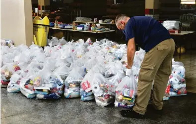  ?? Gustavo Carneiro ?? Alimentos serão transforma­dos, inicialmen­te, em 600 cestas básicas para serem entregues às famílias que procuraram o Cras