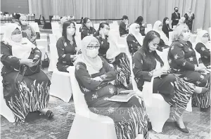  ??  ?? MESYUARAT: Suasana sekitar Mesyuarat Agung Tahunan Ke-38 Puspanita di SICC.