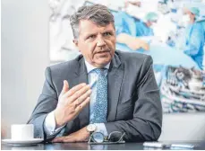  ?? FOTO: FRANK RUMPENHORS­T/DPA ?? Stephan Sturm, Vorsitzend­er des Vorstands der Fresenius SE, kritisiert den Fokus auf Intensivbe­tten.