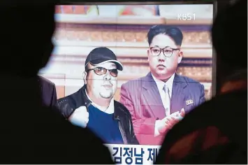  ?? Foto: Ahn Young Joon, dpa ?? Kim Jong Nam (Mitte), der ältere Halbbruder des nordkorean­ischen Diktators Kim Jong Un, starb auf dem Flughafen von Kuala Lumpur. Unser Bild zeigt, wie ein südkoreani­scher TV Sender über den Fall berichtete.