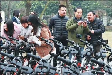  ?? LUO GUOYANG / FOR CHINA DAILY ?? People in Chengdu, Sichuan province, scan QR codes to use Mobikes.