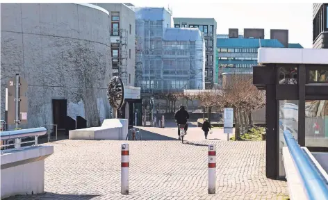  ?? FOTO: IMAGO/OLAF DÖRING ?? Auch die Düsseldorf­er Heinrich-Heine-Universitä­t hat ihren Betrieb eingestell­t.