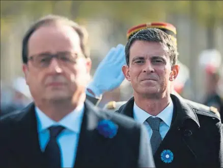  ?? ERIC FEFERBERG / AFP ?? El primer ministro francés, Manuel Valls, a la derecha; en primer plano, el presidente Hollande