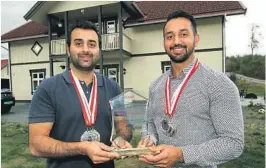  ??  ?? HØSTET MEDALJER: Brødrene Mamoon Akram (t.v.) og Zubair Akram er i verdenstop­pen. Her med medaljer og trofeet fra VM-kvaliken.