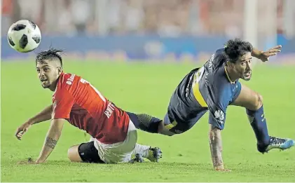  ?? AFP ?? De rivales a compañeros. Pérez pelea con Benítez en uno de los dos Independie­nte-Boca de 2018.