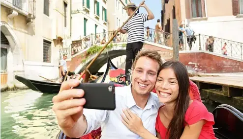  ?? ?? Le mois dernier, une gondole a chaviré à Venise, en Italie, lorsqu'un groupe de touristes a refusé d'arrêter de prendre des selfies et de s'asseoir.