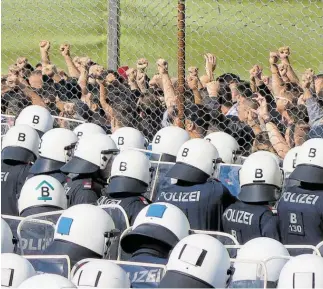  ??  ?? Polizeiein­heiten und Bundesheer (rechts oben) probten am Dienstag den Ernstfall in Spielfeld.