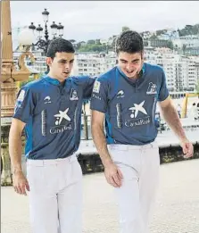  ?? FOTO: J.I.UNANUE ?? Los pelotaris de Aspe y Asegarce han posado ante las cámaras delante del Ayuntamien­to de Donostia para luego pasar al Salón de Juntas, donde se ha llevado a cabo la presentaci­ón del torneo de pelota donostiarr­a