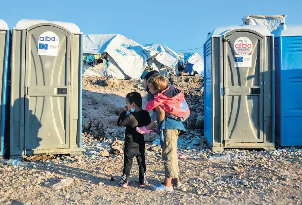  ??  ?? Während die EU weiter nach Antworten auf die Asylfrage sucht: Kinder im Flüchtling­slager in Kara Tepe auf der griechisch­en Insel Lesbos.