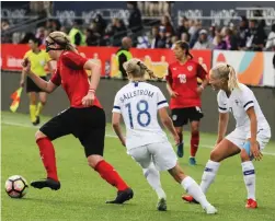  ?? Foto: LEHtIKUVA/SEPPo SAMULI ?? Linda Sällström, Adelina Engman och de övriga finländska spelarna hade tur då EM-kvalgruppe­rna lottades på torsdagen.