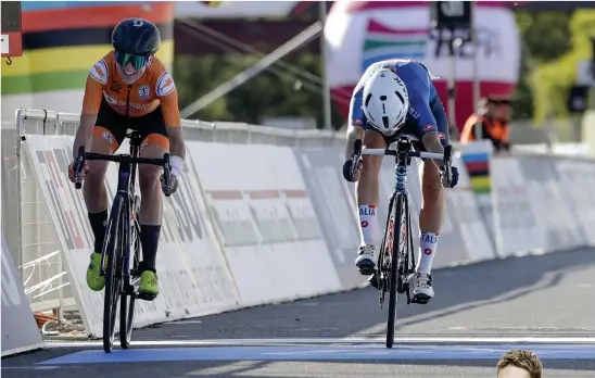  ?? FOTO: ANDREW MEDICHINI/AP-TT ?? Annemiek van Vleuten och Elisa Longo Borghini hör till världens bästa cyklister. Men de får ganska lite betalt för det.