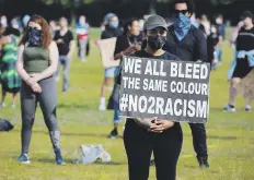  ??  ?? CON DISTACIAMI­ENTO SOCIAL.
Asó los Paises Bajos también dijeron presente ante el reclamo contra el racismo. La protesta pacífica y siguiendo las medidas de prevención contra el coronaviru­s fue en un parque de La Haya.