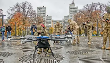  ?? EFE ?? PRESIDENTE DE RUSIA
Militares ucranianos operan un dron de combate en Járkov