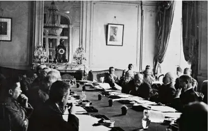  ?? (DE AGOSTINI EDITORIAL/GETTY IMAGES) ?? Négociatio­ns d’armistice au Grand Trianon, à Versailles, en 1919.