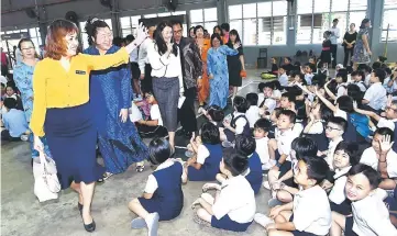  ??  ?? Teo (front left) waves at the children after attending the event in Johor Bahru. — Bernama photo