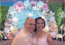  ?? FOTO: PRIVAT ?? Ihre Traumhochz­eit haben Peter Vogt und Marites Dablo auf den Philippine­n gefeiert. Zur Hochzeitsf­eier am Samstag in Oberschwab­en darf die Philippini­n aber wohl nicht einreisen.
