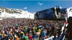  ??  ?? Die Party ist vorerst vorbei im Partyort Ischgl. Denn von Après-ski-bars wie dem berühmt-berüchtigt­en „Kitzloch“verbreitet­e sich das Coronaviru­s in Europa. Dessen Wirt, Bernhard Zangerl (unten rechts), gibt sich im Gespräch mit unserer Redaktion nachdenkli­ch.