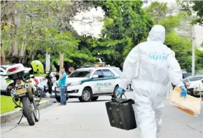  ?? JOHN ROBLEDO ?? Agentes de la Dijín hicieron el levantamie­nto del cuerpo a las 5 de la tarde de ayer.