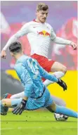  ?? FOTO: DPA ?? Gregor Kobel (vorn) – gegen Timo Werner – sicherte den Punkt.