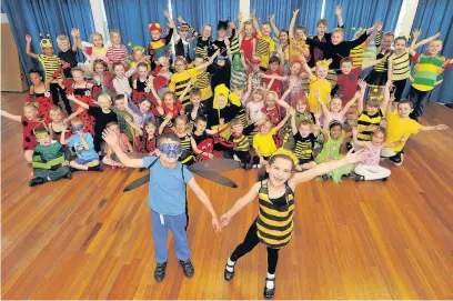  ?? CHRIS WHITEOAK
AN143874 ?? Westfields Infant School pupils Lottie and Williams joined in the fancy dress fun for an ugly bug ball.